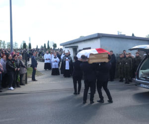 Polacy żegnają Łukasza Litewkę. Kondukt żałobny