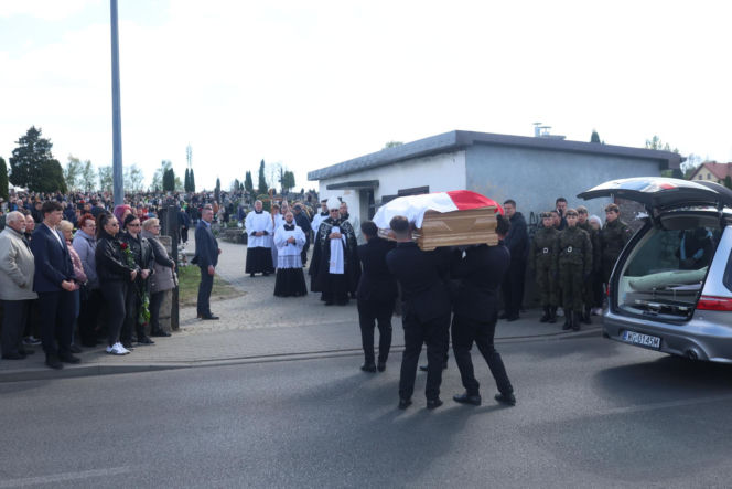 Polacy żegnają Łukasza Litewkę. Kondukt żałobny
