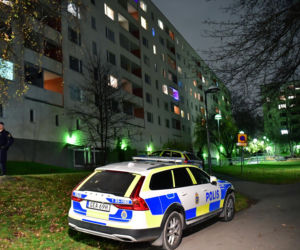 Tragedia! Dźgnął nożem swoje dzieci, a potem wyrzucił je przez balkon. Jedno zmarło