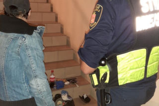 Warszawa: BALOWALI nocą na klatce schodowej. Mieszkańcy byli PRZERAŻENI!