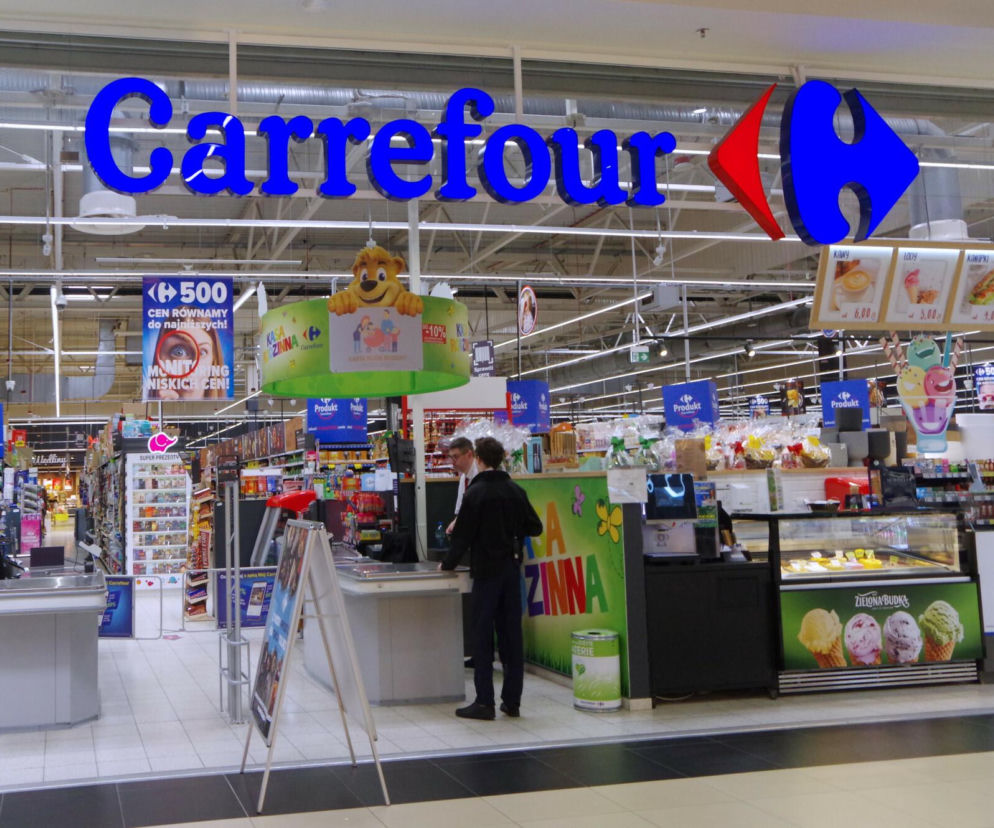 Wejście do marketu Carrefour z dużym logo. O zmianach w kieleckiej Galerii Echo przeczytasz na Eska.