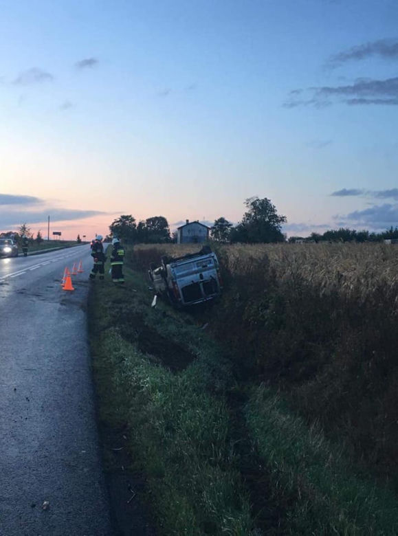 Groźny wypadek w powiecie bydgoskim! Auto wylądowało na dachu! [ZDJĘCIA]