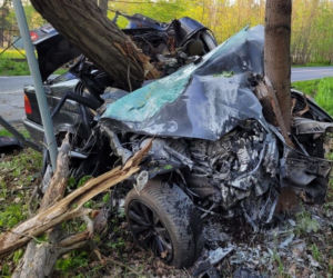 BMW owinęło się wokół drzewa. Koszmarny wypadek w Zielonej Górze