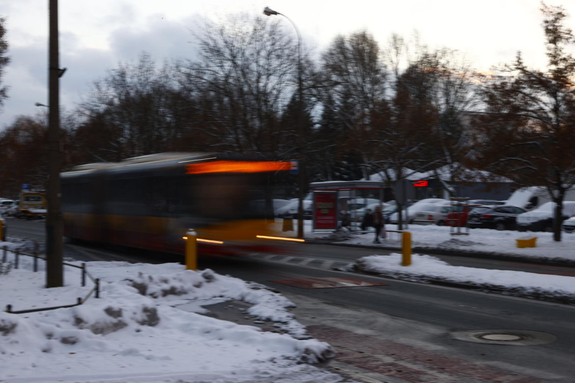 Autobus miejski gnał z pasażerami przy otwartych drzwiach. Przerażające sceny na Ursynowie
