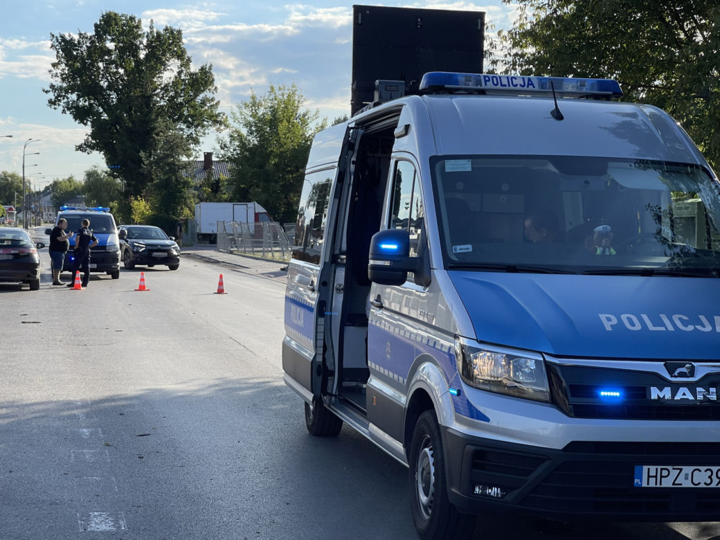 Dramat w Falenicy. Dziecko na rowerze wpadło pod busa. 9-latek w szpitalu, w akcji śmigłowiec