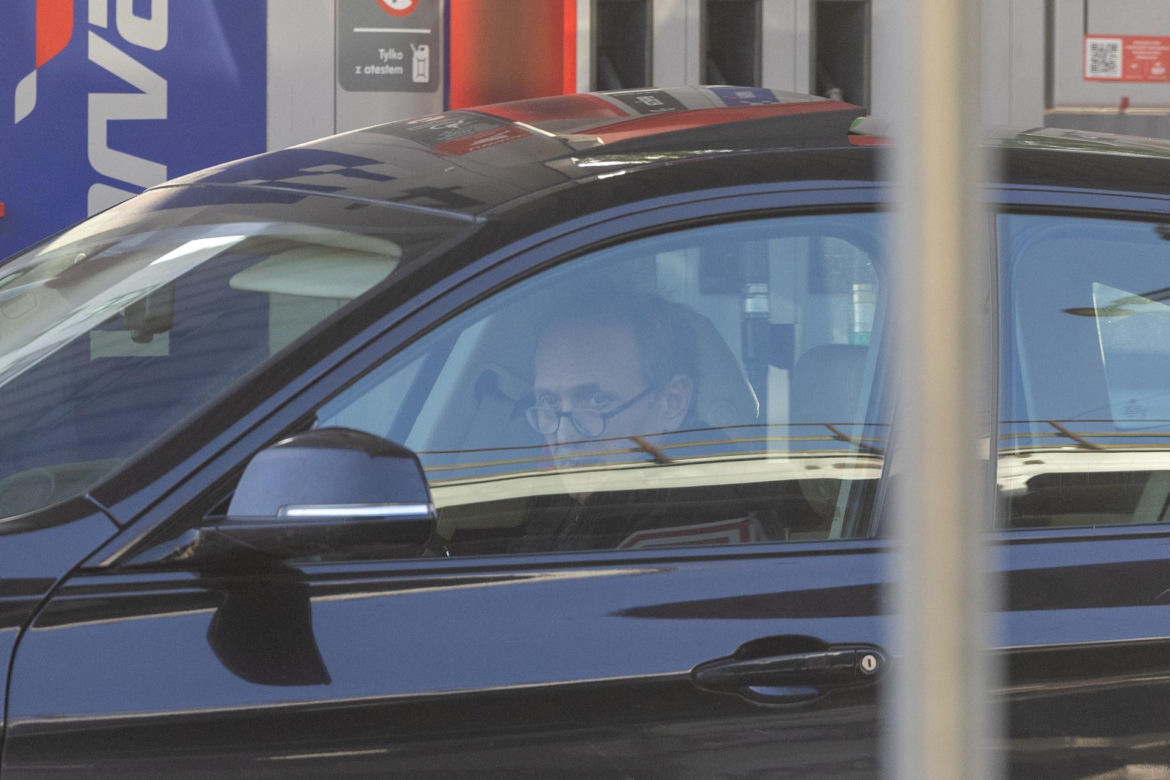 Andrzej Chyra obcine paznokcie na stacji