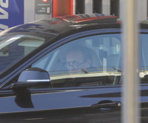 Andrzej Chyra obcine paznokcie na stacji
