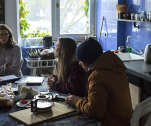 Za marzenia odc. 6. Anka (Anna Karczmarczyk), Zosia (Maja Bohosiewicz), Bartek (Piotr Nerlewski)