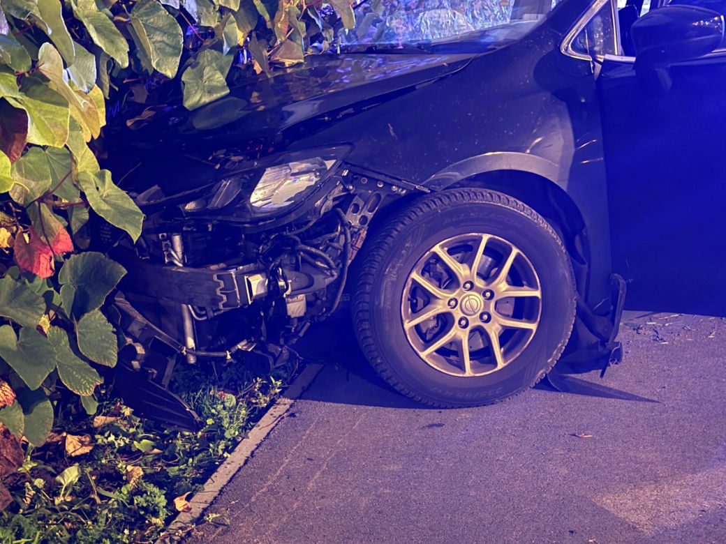 hrysler staranował trzy latarnie i uderzył w ogrodzenie. Świadkowie zatrzymali autobus i pobiegli na ratunek