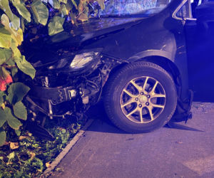 hrysler staranował trzy latarnie i uderzył w ogrodzenie. Świadkowie zatrzymali autobus i pobiegli na ratunek