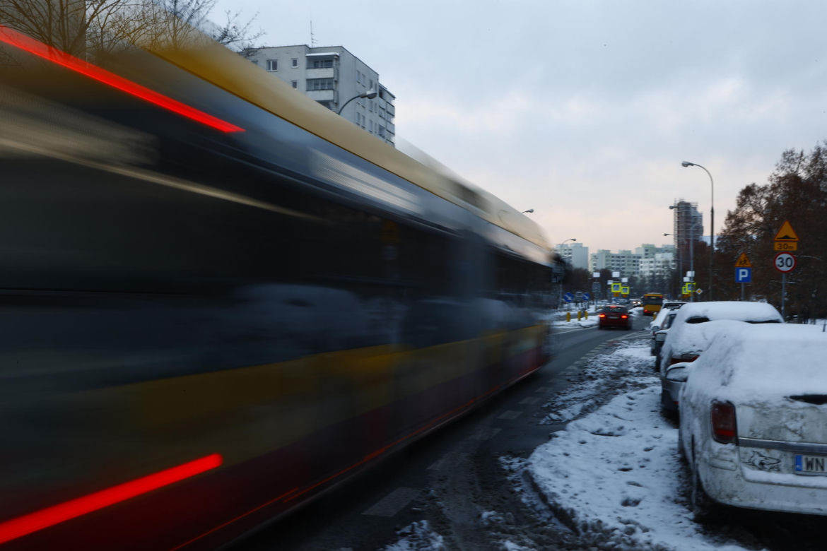 Autobus miejski gnał z pasażerami przy otwartych drzwiach. Przerażające sceny na Ursynowie