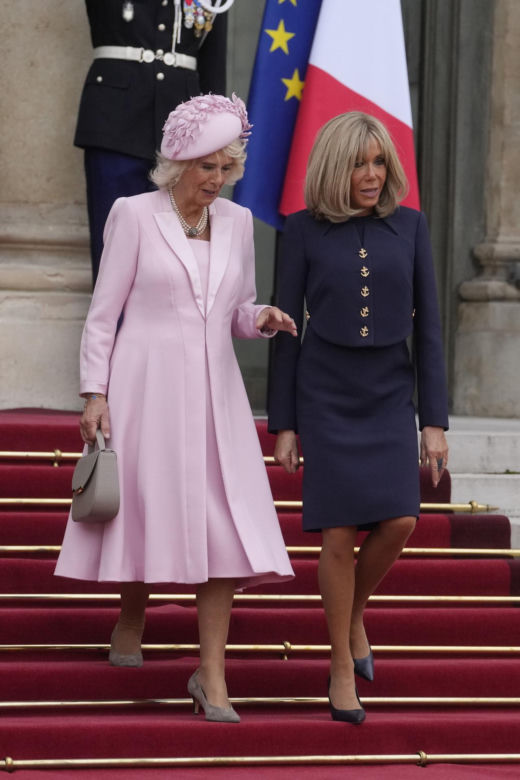 Emmanuel Macron zachwycony królową Camillą! Nie powstrzymał się od całusów