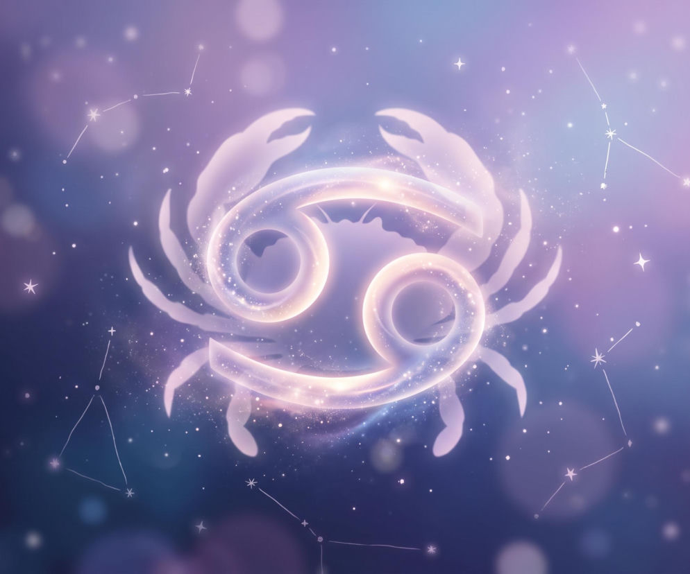 Świecący symbol zodiaku Raka na tle gwiazd i mgławicy. O horoskopie dla Raka na dziś przeczytasz w serwisie Eska.