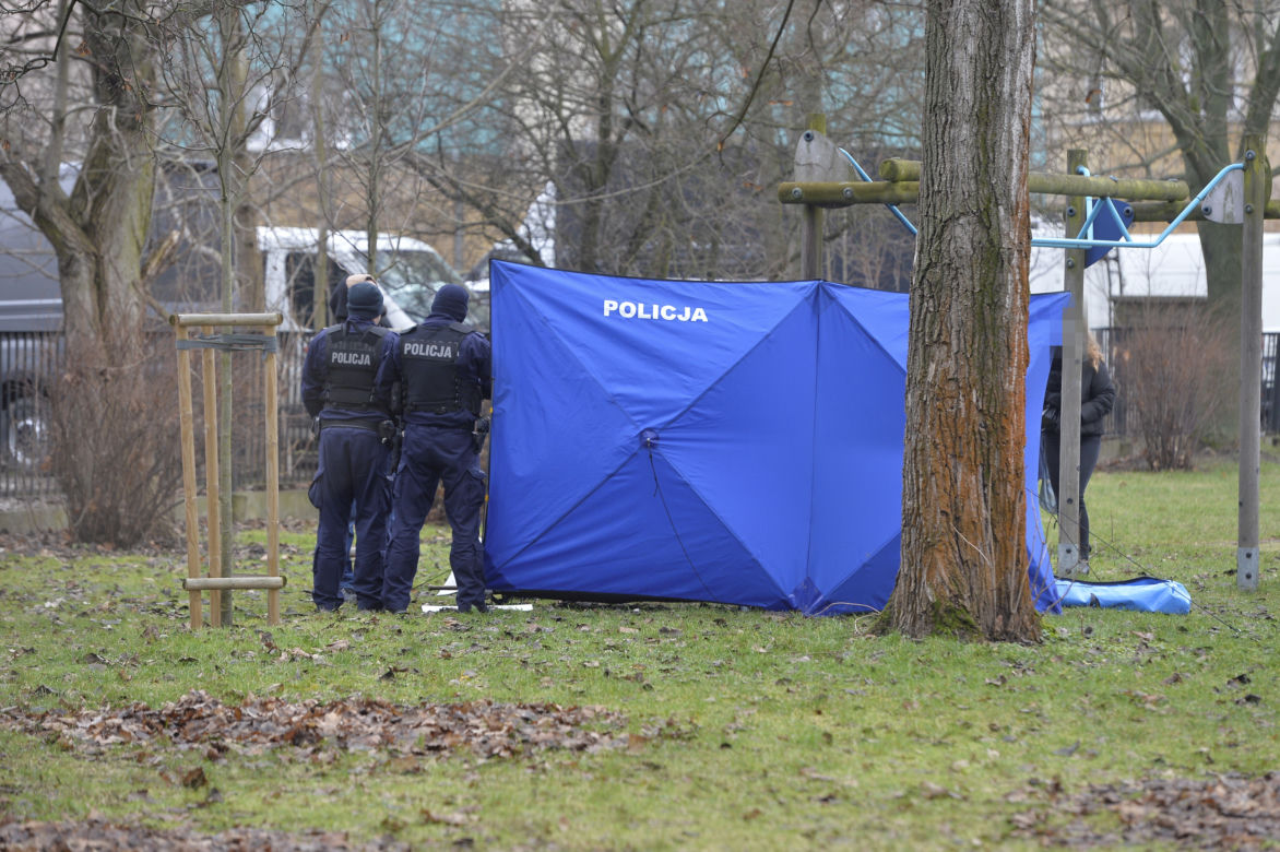 Tragedia na Mokotowie. Zwłoki młodziutkiej kobiety na szkolnym boisku