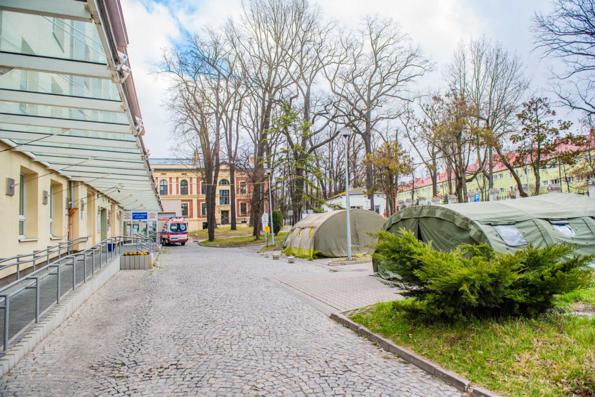 Wojskowe namioty pod "mobilną" izbę przyjęć przed szpitalem im. Jonschera w Łodzi