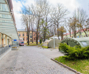 Wojskowe namioty pod mobilną izbę przyjęć przed szpitalem im. Jonschera w Łodzi