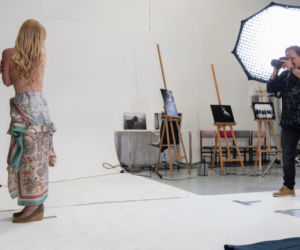 Na Wspólnej odc. 3120. Renata (Marta Jankowska), fotograf Roch (Piotr Łukawski)