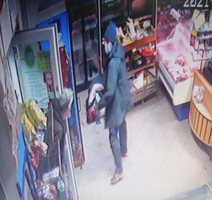 Brutalny napad w Parzniewie. Groził bronią sprzedawczyni i tłukł ją metalową pałką