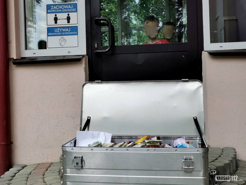 Podrzucono skrzynię pod drzwi domu dziecka. W środku 100 tys. zł