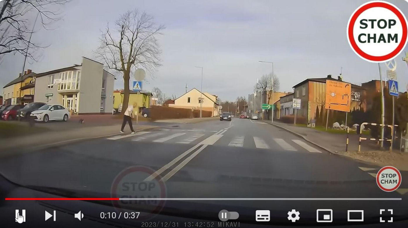 Szok. To co zrobił pieszy zaskoczyło kierowców. Na koniec były brawa.