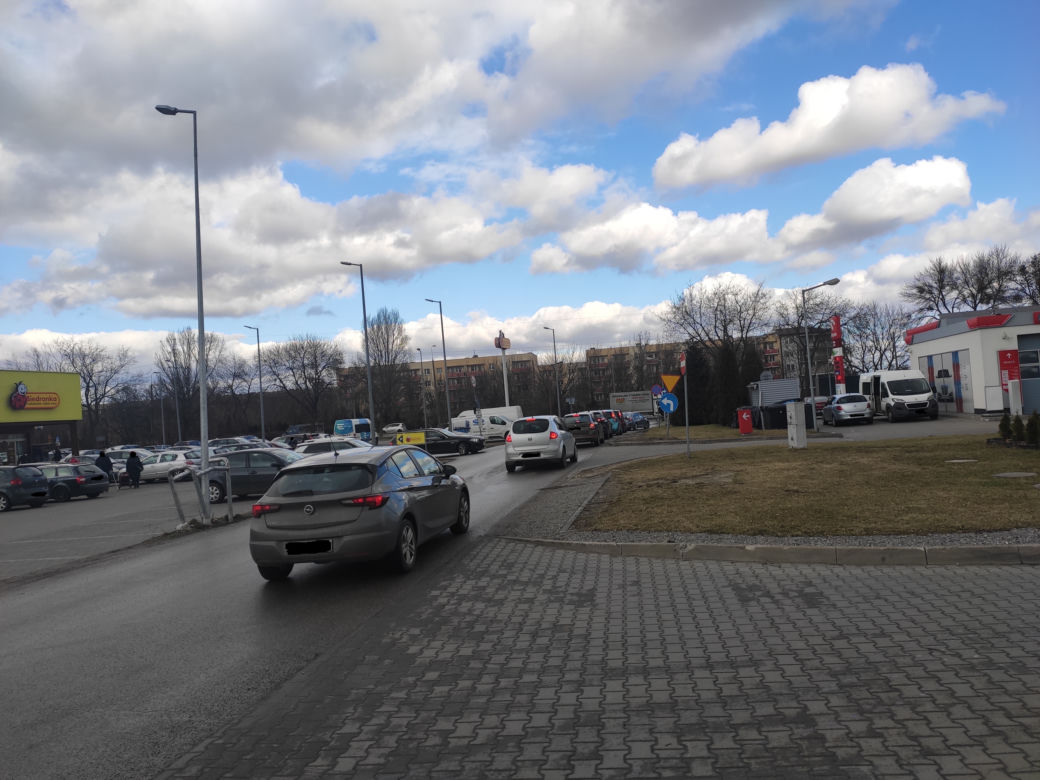 Kolejki na niektórych stacjach i przy bankomatach w Radomiu