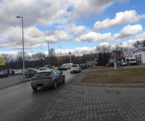 Kolejki na niektórych stacjach i przy bankomatach w Radomiu