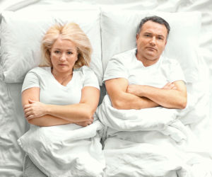 Polacy w łóżku: jedna para, dwie kołdry – problemy w związku, czy problemy ze snem?