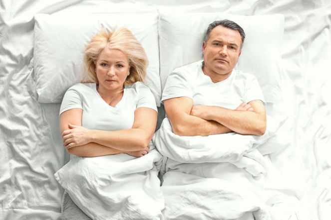 Polacy w łóżku: jedna para, dwie kołdry – problemy w związku, czy problemy ze snem?