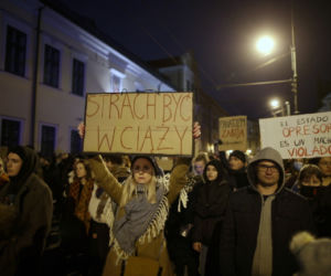 Ani jednej więcej. Kolejny dzień protestów. Ulicami Krakowa przeszedł tłum ludzi [ZDJĘCIA]