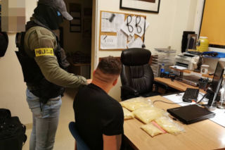 Gdańsk: Ukrył narkotyki między ubrankami dziecka. Aż 27 tysięcy porcji