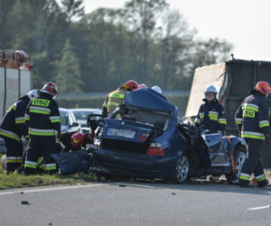 BMW wjechało pod ciężarówkę