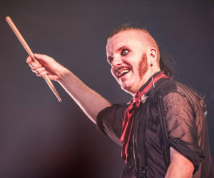 Skrupulatnie wyreżyserowany groteskowy spektakl okraszony nutą surrealizmu – Avatar zawładną Warszawą [RELACJA]