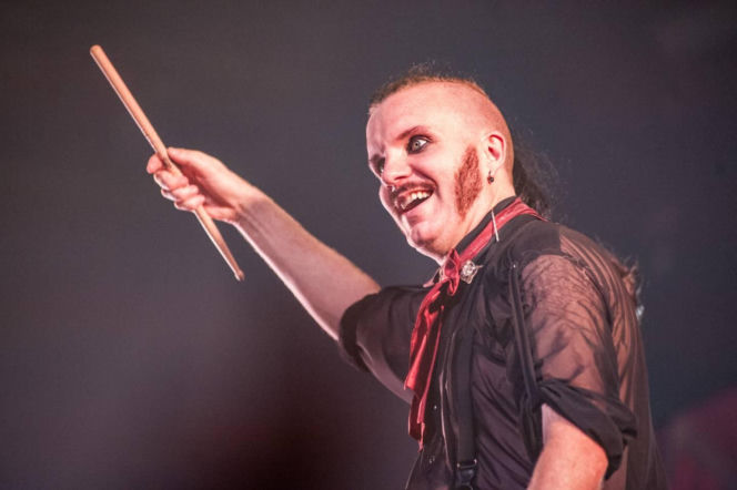 Skrupulatnie wyreżyserowany groteskowy spektakl okraszony nutą surrealizmu – Avatar zawładną Warszawą [RELACJA]