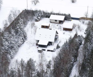 Dom Ziobry zasypany śniegiem czeka na gospodarza