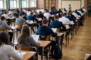 Jakie dokumenty trzeba złożyć do szkoły średniej? Formalności po wynikach E8