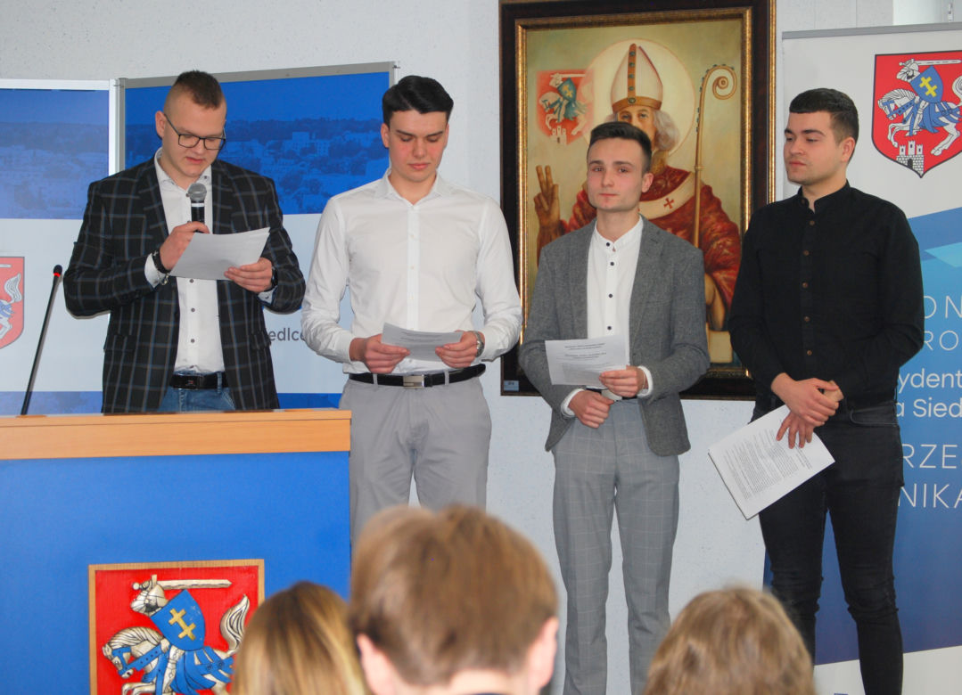 Uczniowie ZSP nr 4 w Siedlcach i ich opiekunowie, którzy wzięli udział w debacie o bezpieczeństwie