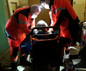 Schorowana seniorka kilka dni leżała na podłodze przysypana śmieciami