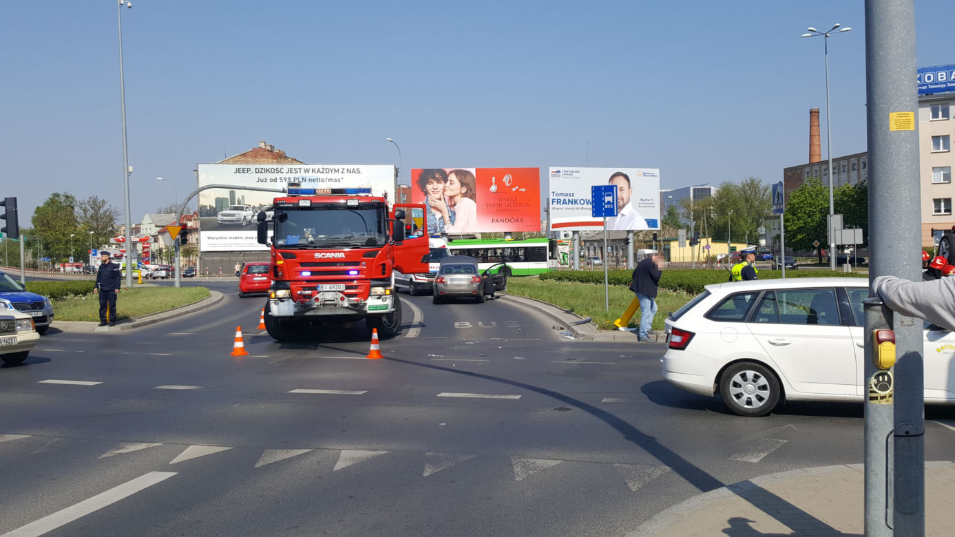 Białystok. Wypadek w centrum Białegostoku. Opel na dachu
