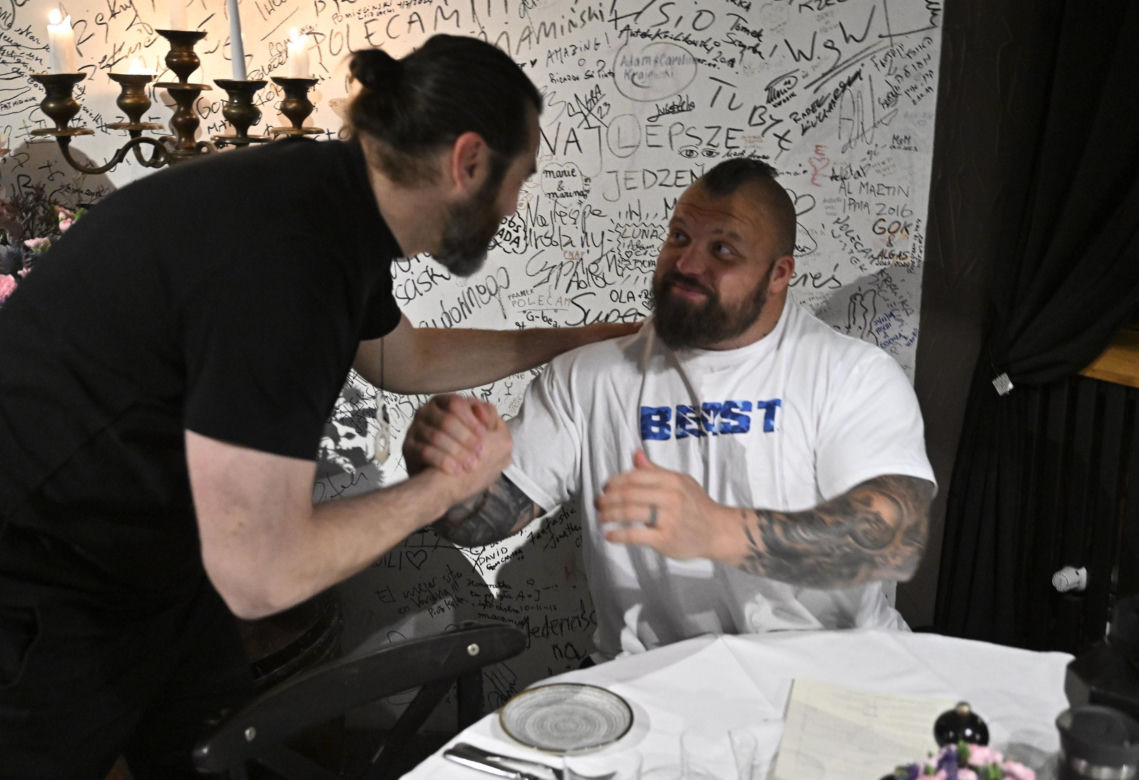 Eddie Hall zjadł przed walką z Pudzianowskim ogromnego steka. Pożre też "Pudziana"?