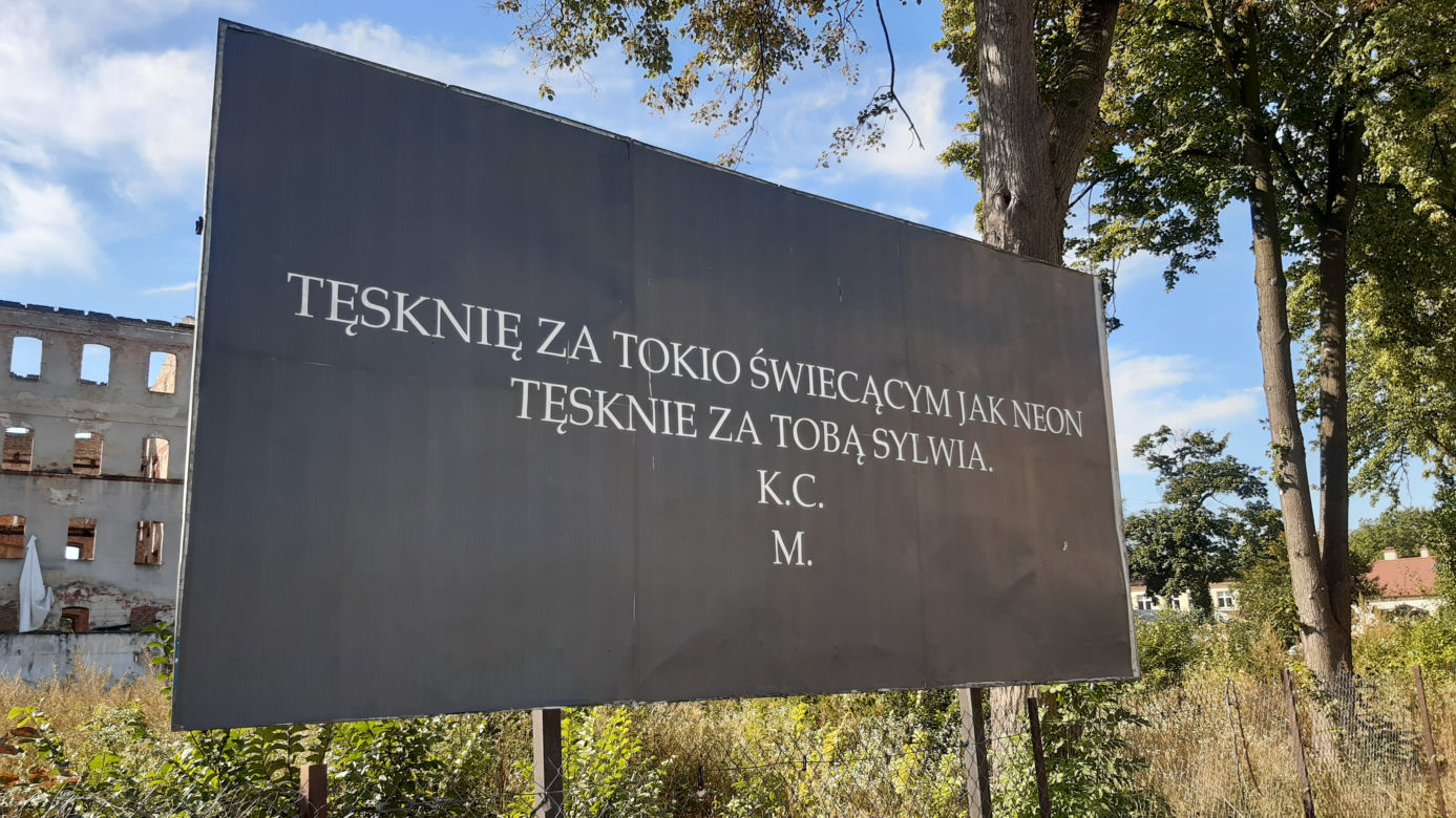 Bilbord z wyznaniem tęsknoty