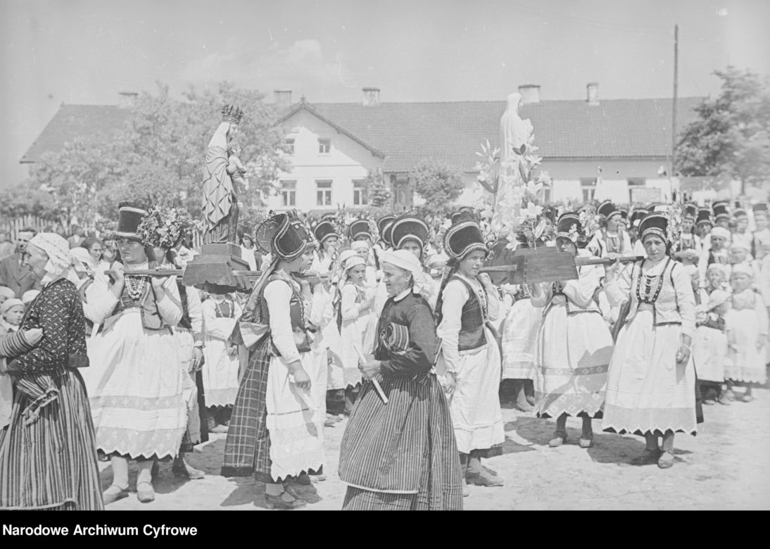 Odświętne stroje i procesja ulicami. Tak obchodzono kiedyś Boże Ciało 