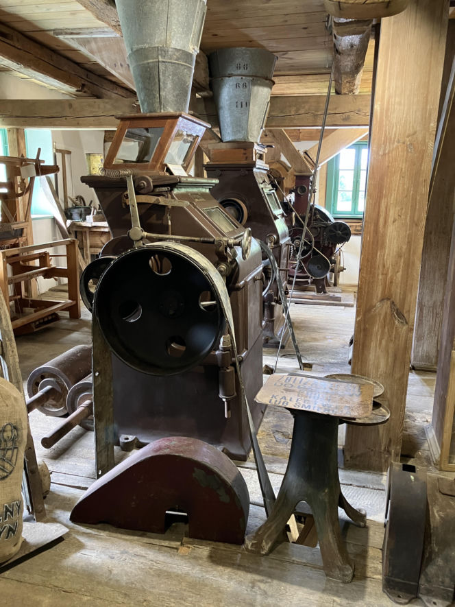 Ekspozycja urządzeń młyńskich w Dolnym Młynie w Wojciechowie