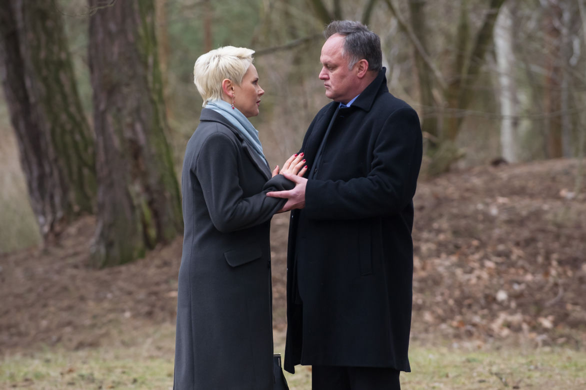 Na Wspólnej odcinek 2275, Ilona (Anna Samusionek), urzędnik (Marek Kasprzyk)