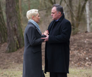 Na Wspólnej odcinek 2275, Ilona (Anna Samusionek), urzędnik (Marek Kasprzyk)