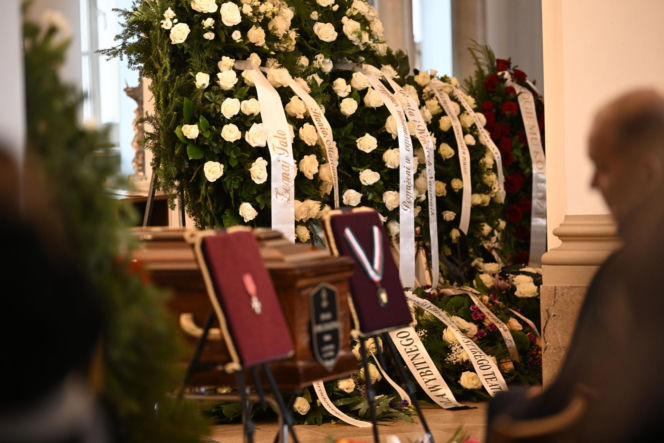 Wieńce na pogrzebie Edwarda Linde-Lubaszenki. Żałobnicy pożegnali artystę pięknymi kwiatami