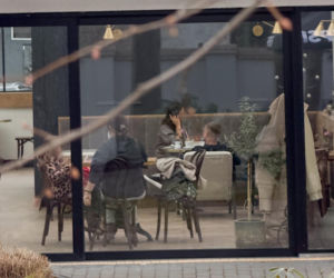 Marcin Mroczek z dziewczyną w cukierni