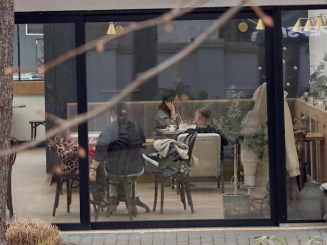 Marcin Mroczek z dziewczyną w cukierni