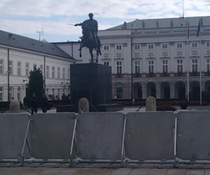 Krzyż zniknął sprzed Pałacu. Gdzie jest krzyż?