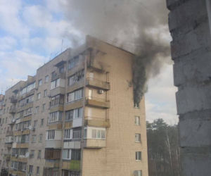 Pocisk uderzył w blok mieszkalny w Buczy pod Kijowem