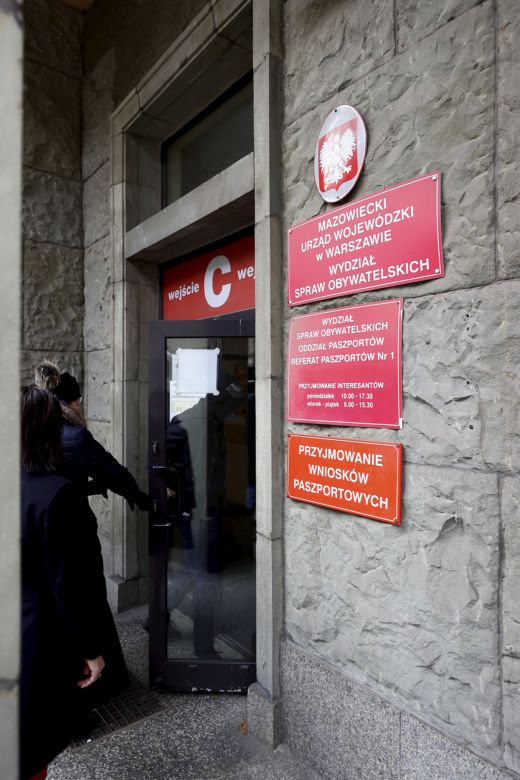 Ogromne kolejki przed urzędami. Mieszkańcy rzucili się po paszporty